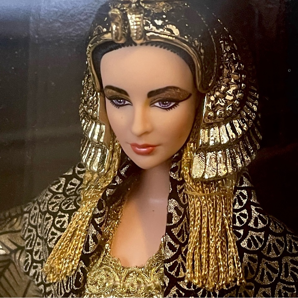 ❤️Unique..The Elizabeth Taylor Cleopatra Barbie Doll.
Collectors Edition✨✨✨